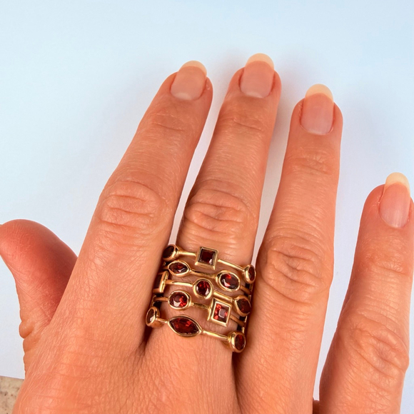 Estate 10K Solid Yellow Gold Red Garnet Gemstone Confetti 5 Row Modern Band Ring - Picture 9 of 11